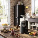 Шнековая соковыжималка Smeg SJF01BLEU предназначена для приготовления пюре, ореховой пасты, коктейлей и соков из фруктов, овощей, ягод